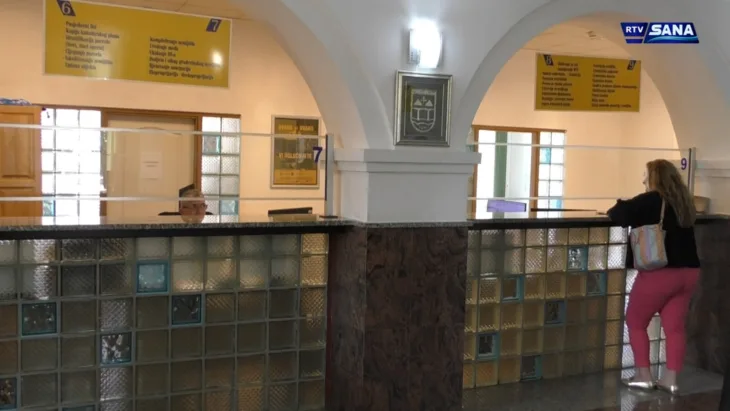Šalter sala u Općini Sanski Most: čekaju na obrasce za matične knjige