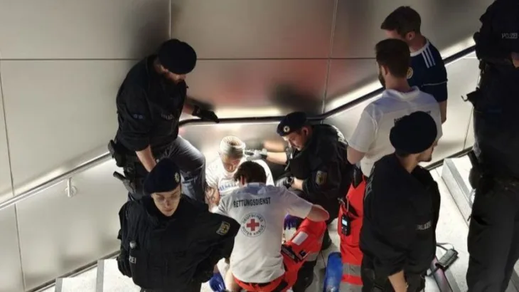 njemacka   Navijač Škotske umalo izgubio život Ukazivanje pomoći navijaču. Telegraf.rs