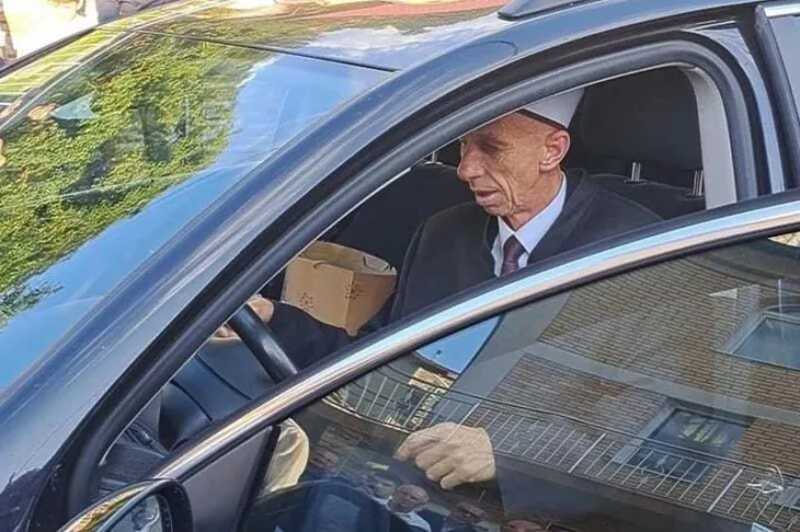 poklonili automobil imamu Context