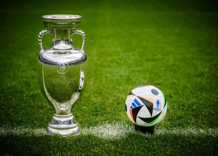 Lopta i trofej 2024 EURO