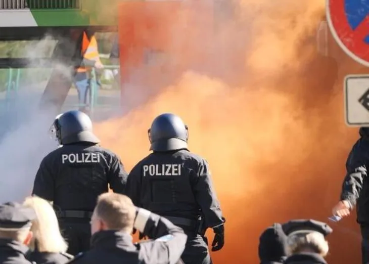 Njemacka policija navijaci  huligani Foto: Sky News