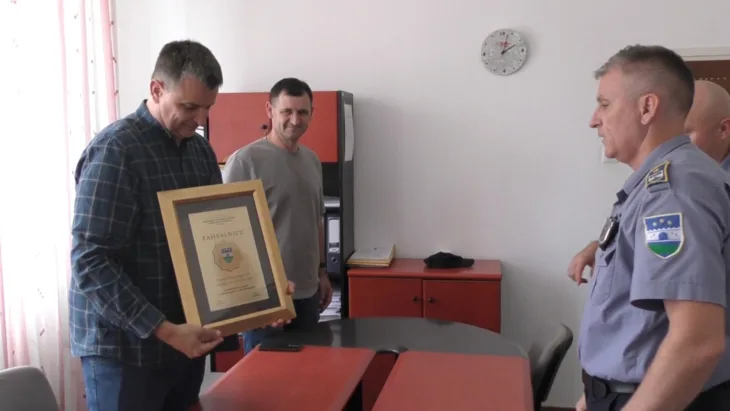 Faris Hasanbegović sa zahvalnicom- samo još da nađe  slobodno mjesto na zidu