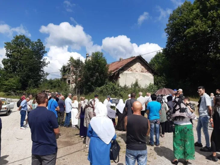 Sanski logoraši sa rodbinom stradalih