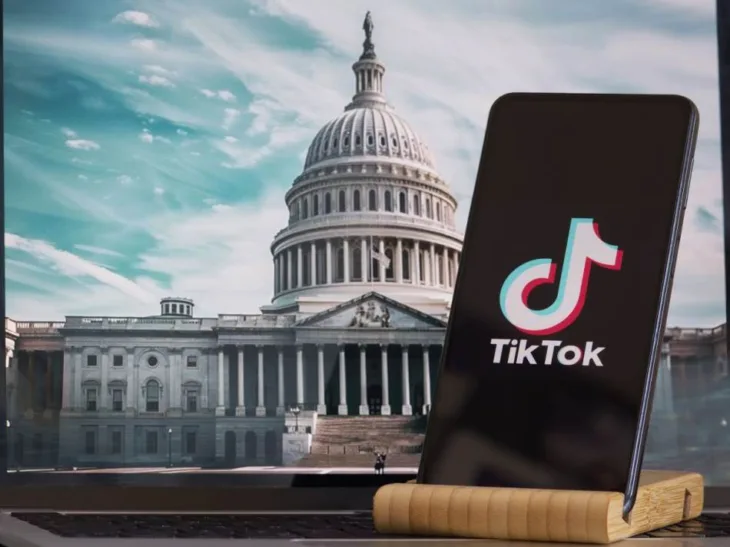 Tik Tok SAD Bela kuca telefon Foto Shutterstock