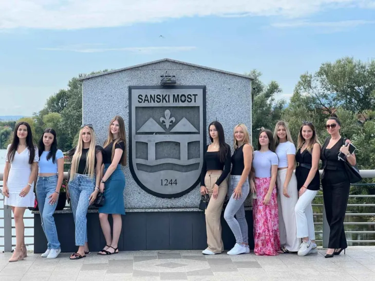 Finalistkinje Izbora  na gradskom mostu u Sanskom Mostu