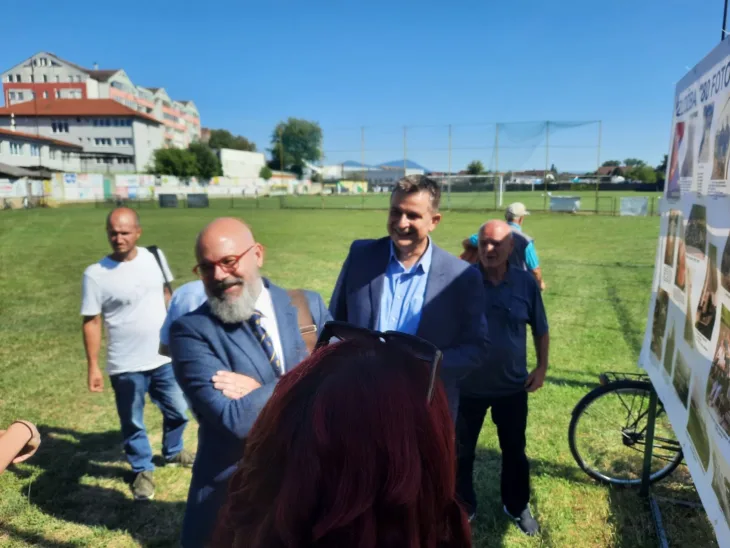 Sanski most Zamjenik ambasadora sa načelnikom općine pred izložbom