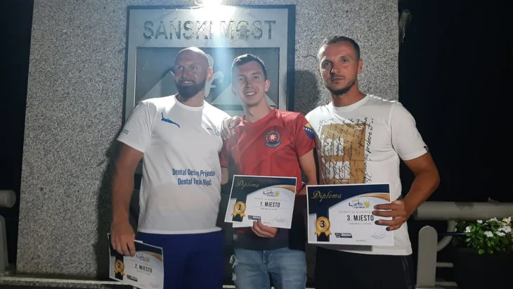 Pobjednici Noćnih  skokova u Sanskom Mostu: Slijeva, Ališić, Dedić, Galić