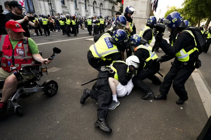 Policija london neredi