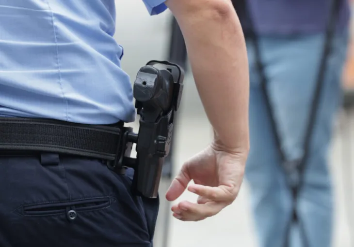 Policija policajac pistolj 01 872x610