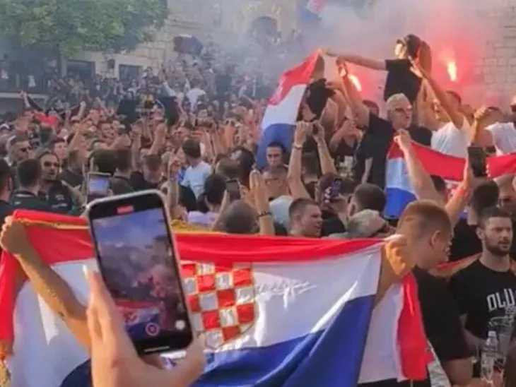 Uoci thompsonovog koncerta u imotskom prepunim trgom odjekivalo evo zore evo dana imotski 66b30a02e0799