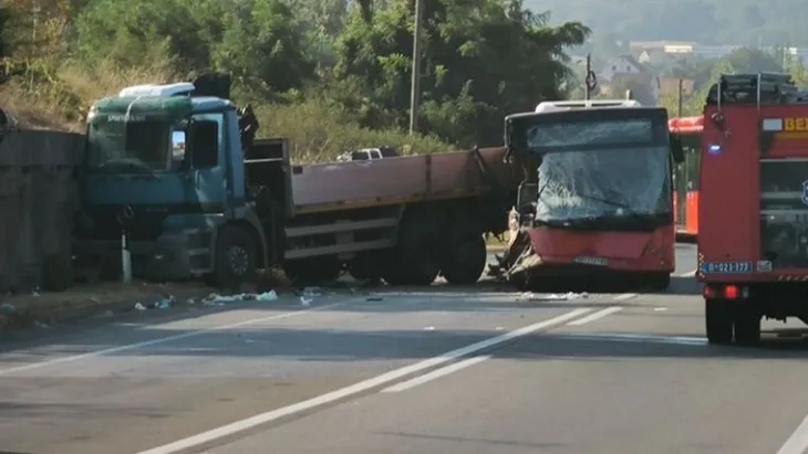 Beograd udes kamion autobus S lica mjesta. Telegraf.rs / Marko Jovanović