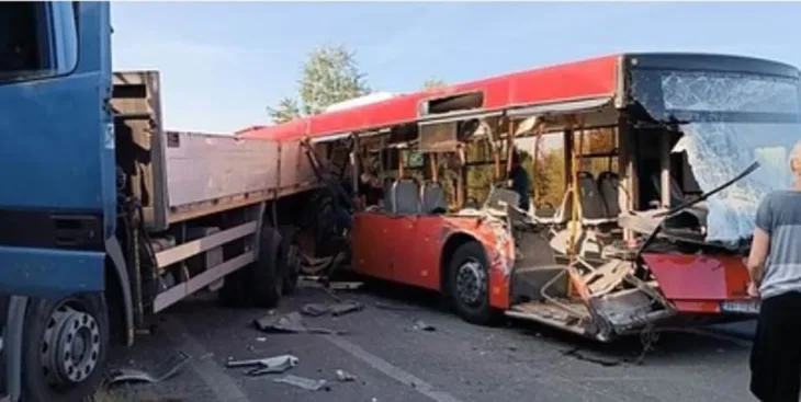 Sudar kamiona i autobusa 2 Izvor: Instagram/moj_beo_grad /192.RS