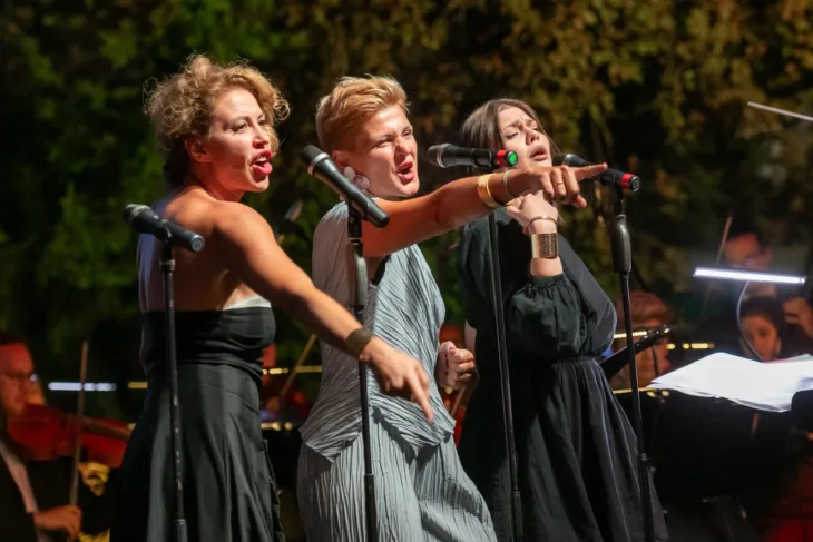 Glumci pjevaju hitove koncert Kultura na ulice 2024