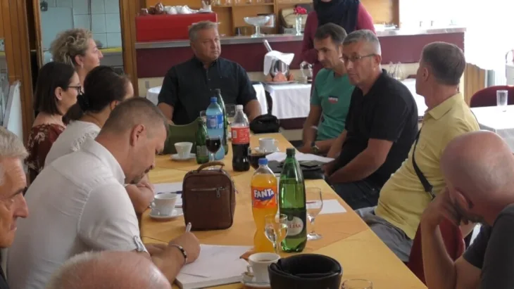 Sindikalisti  sa kolegama u Sanskom Mostu