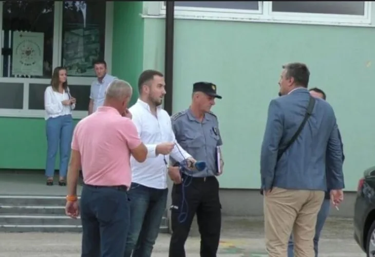 Adnan Habibija  Ministar sa cigaretom u školskom dvorištu_ skandal,ali nema veze
