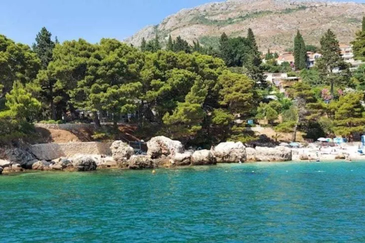 Na plaži Mlini u Župi dubrovačkoj