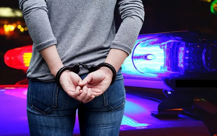 Zena djevojka uhapsenje policija