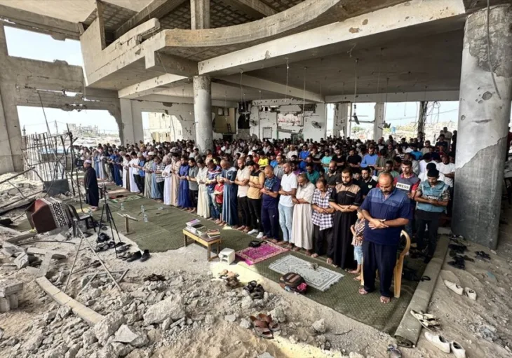 PALESTINCI NA RUSEVINAMA DZAMIJE U GAZI KLANJALI DZUMANAMAZ 872x610