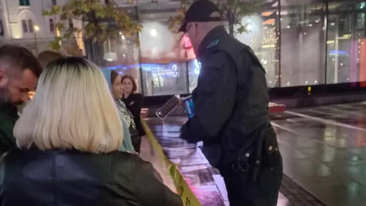 policajac slatkiše davao radnicima
