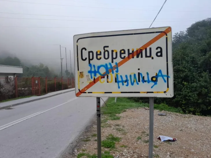 Fašistički grafiti u Srebrenici