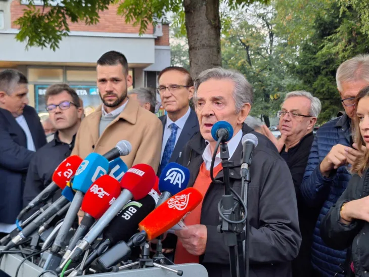 Protesti pred ohr durakovijpg