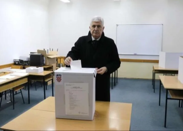 Dragan Čović gledanje izborinhr 2024 pred fena