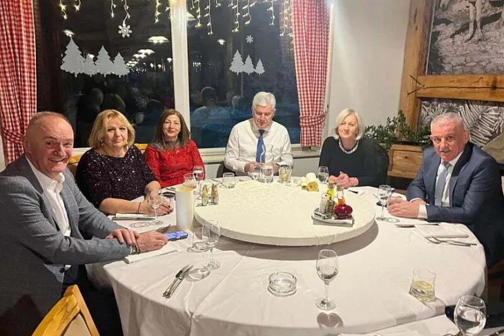 Dragan Covic i Borjana Kristo sa supruznicima Novu godinu docekuju na Kupresu
