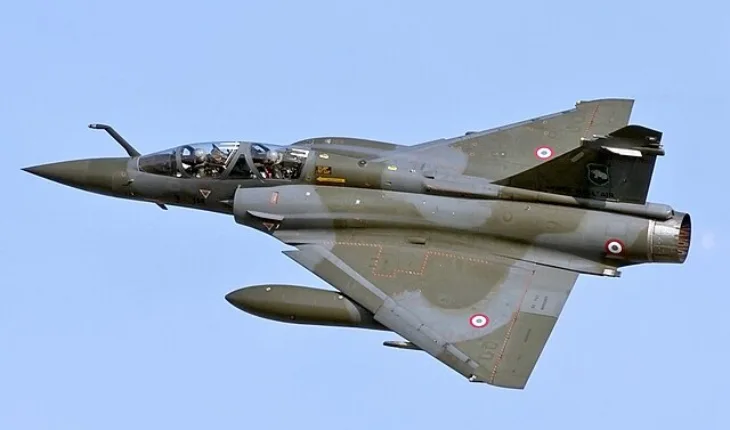 Avion francuski lovci Mirage 2000 foto wikip