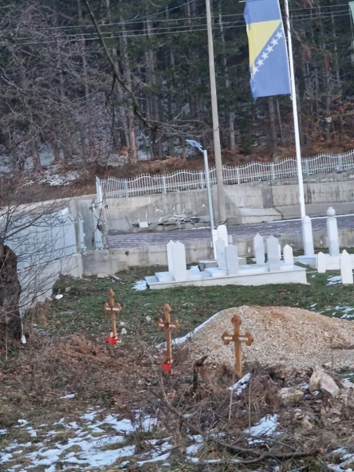 Srebrenica Krstovi postavljeni u muslimanskom mezarju u selu Kragljivode