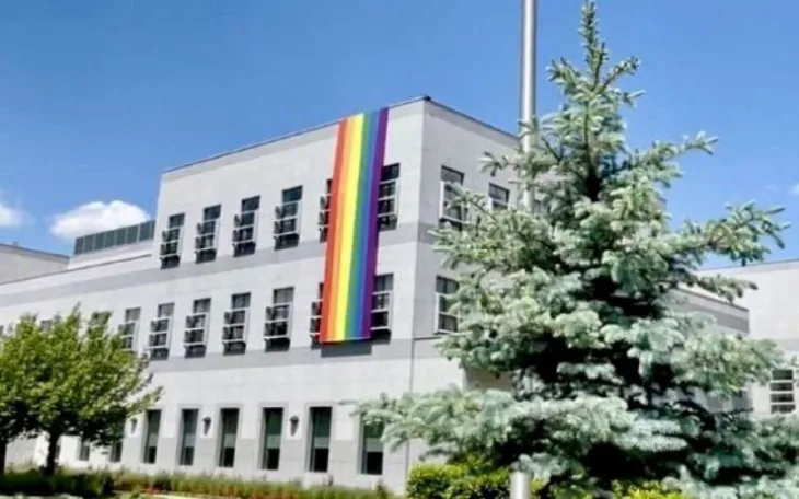 Ambasada sad lgbt zastava 1