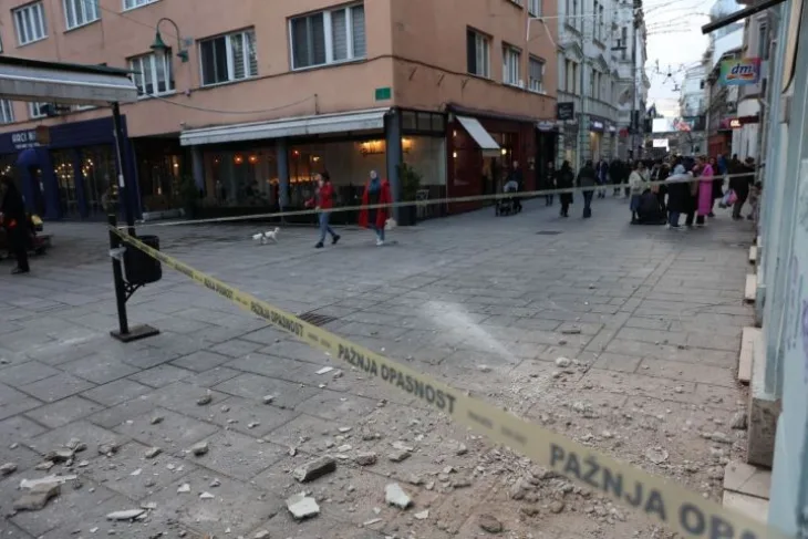 Opasnost na Ferhadiji Ponovno obrusavanje fasade u centru Sarajeva