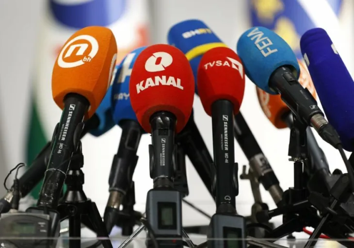 Mediji novinari 872x610