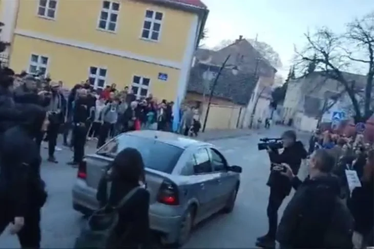 Novi sad Vozač se zaletio u okupljene
