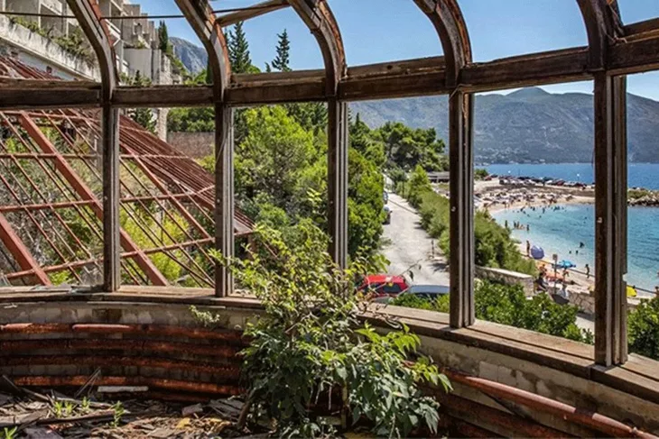 hrvatska Turisti se čude i razgledavaju ruševine Kupara