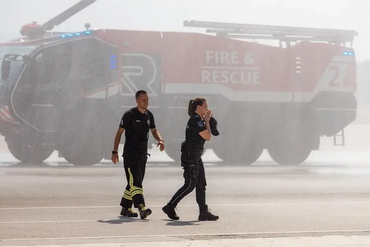 srbija nis Romantična scena na aerodromu
