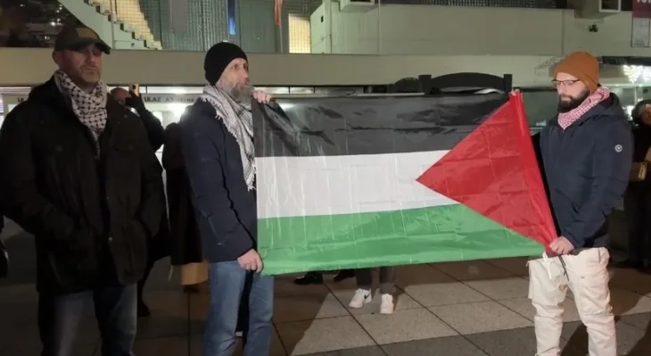 Protesti ispred Skenderije pred utakmicu BiH – Izrael