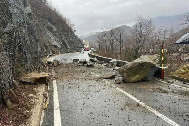 Dijelovi stijene se obrusili na cestu u Salakovc