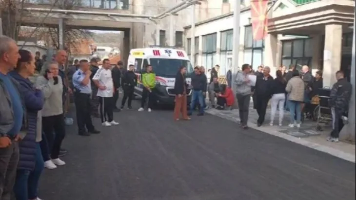 Makedonija pozar diskoteks Rodbina ispred bolnice . TV Kočani