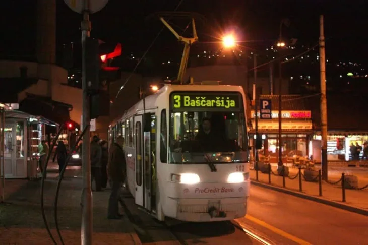 Sarajevo tramvaj noc/ Vlada Ks