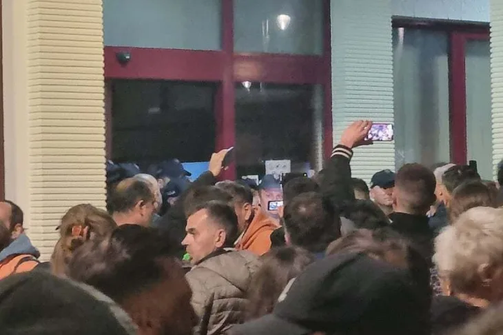 Cacak srbija Gradani upali u zgradu Skupstine