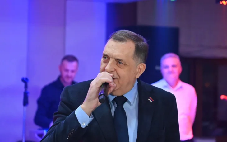 Milorad Dodik pjeva