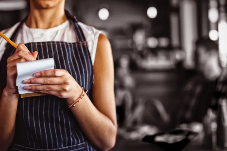 Konobarica posa radnici