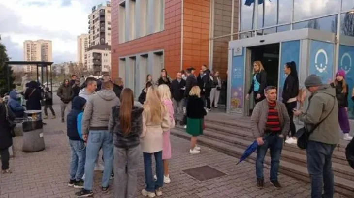 Roditelji ispred bazena