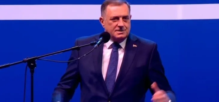 Dodik vucicev miting