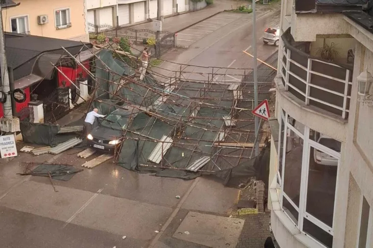 Doboj Olujni vjetar oborio ogromnu skelu na saobracajnicu