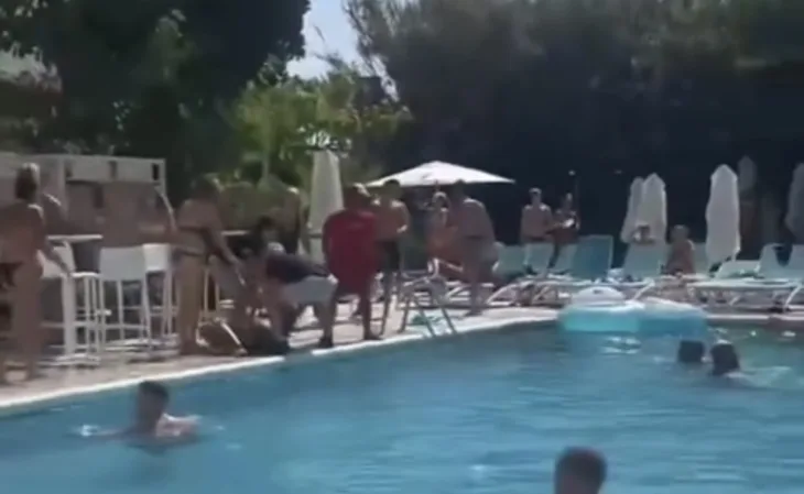 Kian Harratt bacio stolicu na ženu