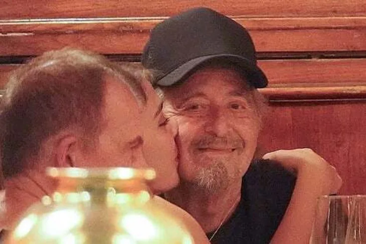 Al Pacino snimljen u drustvu 28 godisnje novinarke razmjenjivali njeznosti tokom vecere
