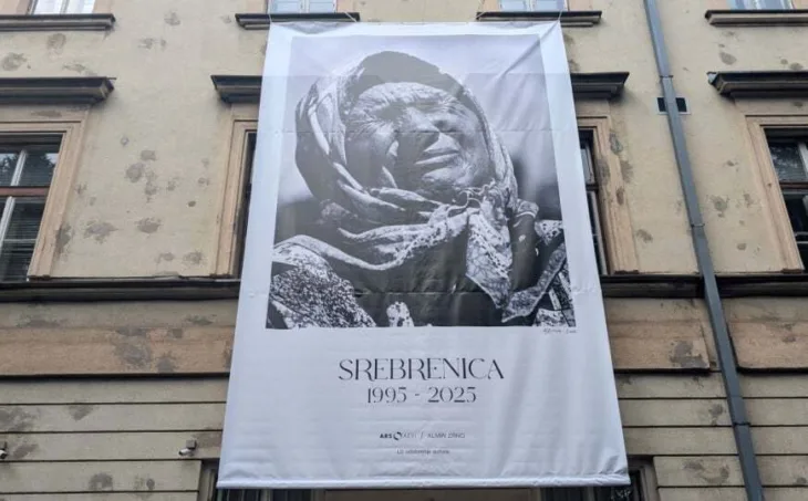 Majka Srebrenice na zidu NUB BiH