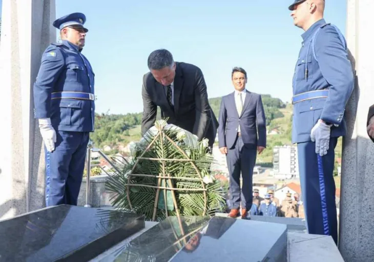Denis becirovic izet nanic Sa polaganja vijenca 872x610