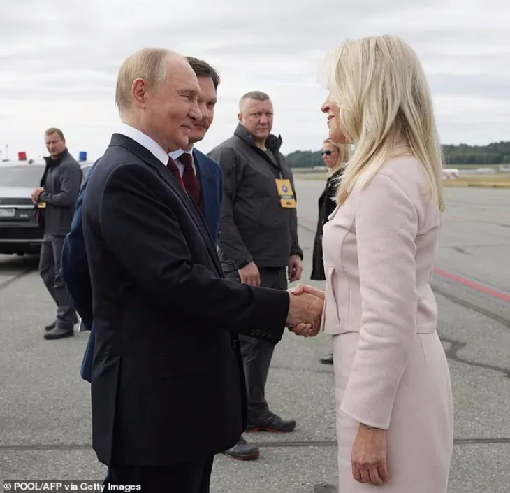 Monica Crowley se rukuje s Putinom 1